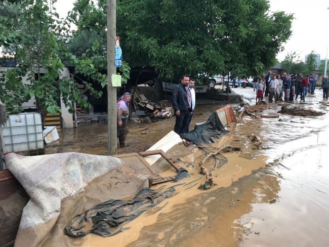 Bursa'da sağanak su baskınlarına neden oldu